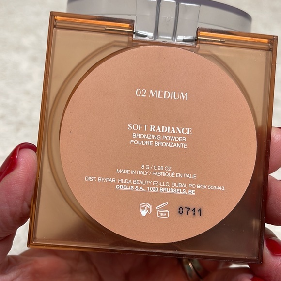 GLOWISH BY HUDA BEAUTY SOFT RADIANCE BRONZING POWDER COLOR 02 MEDIUM - Picture 10 of 10